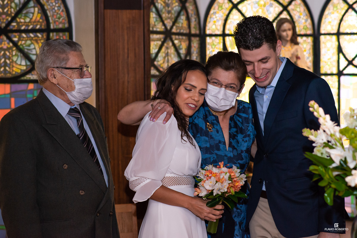 Avós abraçando casal recém casado