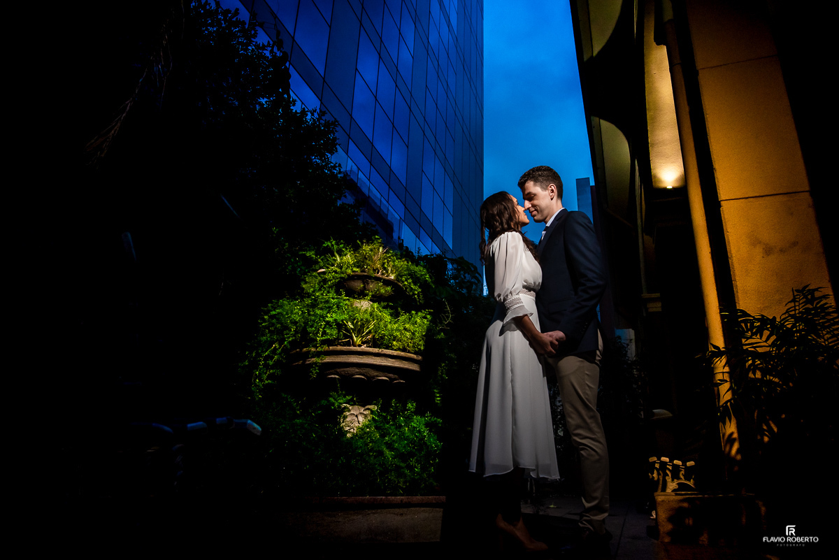 Casal abraçado entre os prédios de Sao Paulo do lado da Paróquia Sao Luiz Gonzaga em SP