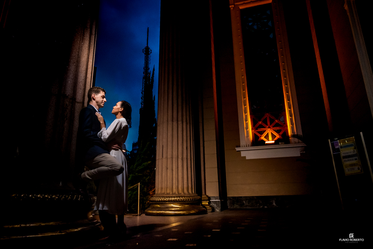 Casal abraçado encostado nas colunas da Paróquia de Sao Luiz Gonzaga em SP