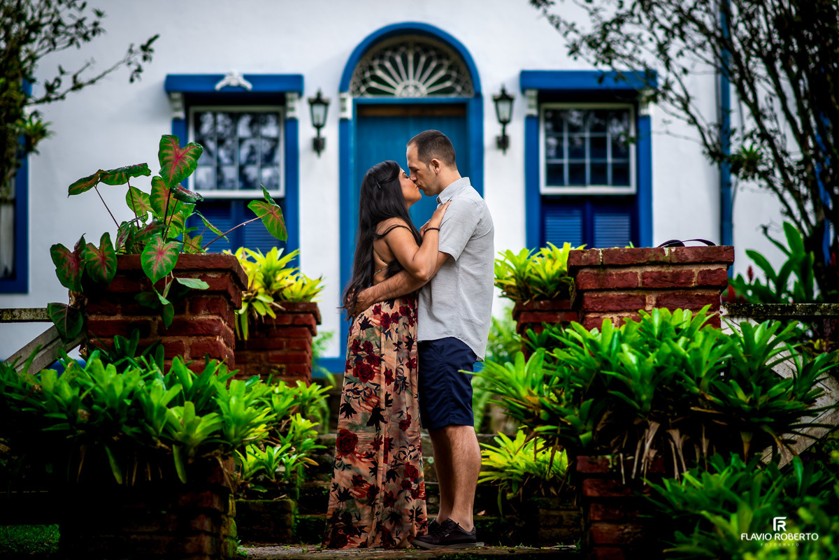 Namorados se beijando em frente ao Hotel Fazenda Casa Nova em Ensaio Pré Wedding em Queluz/SP