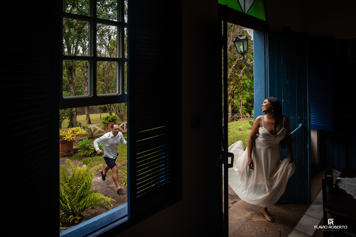 Noiva correndo do Noivo no Hotel Fazenda Casa Nova em Ensaio Pré Wedding em Queluz/SP