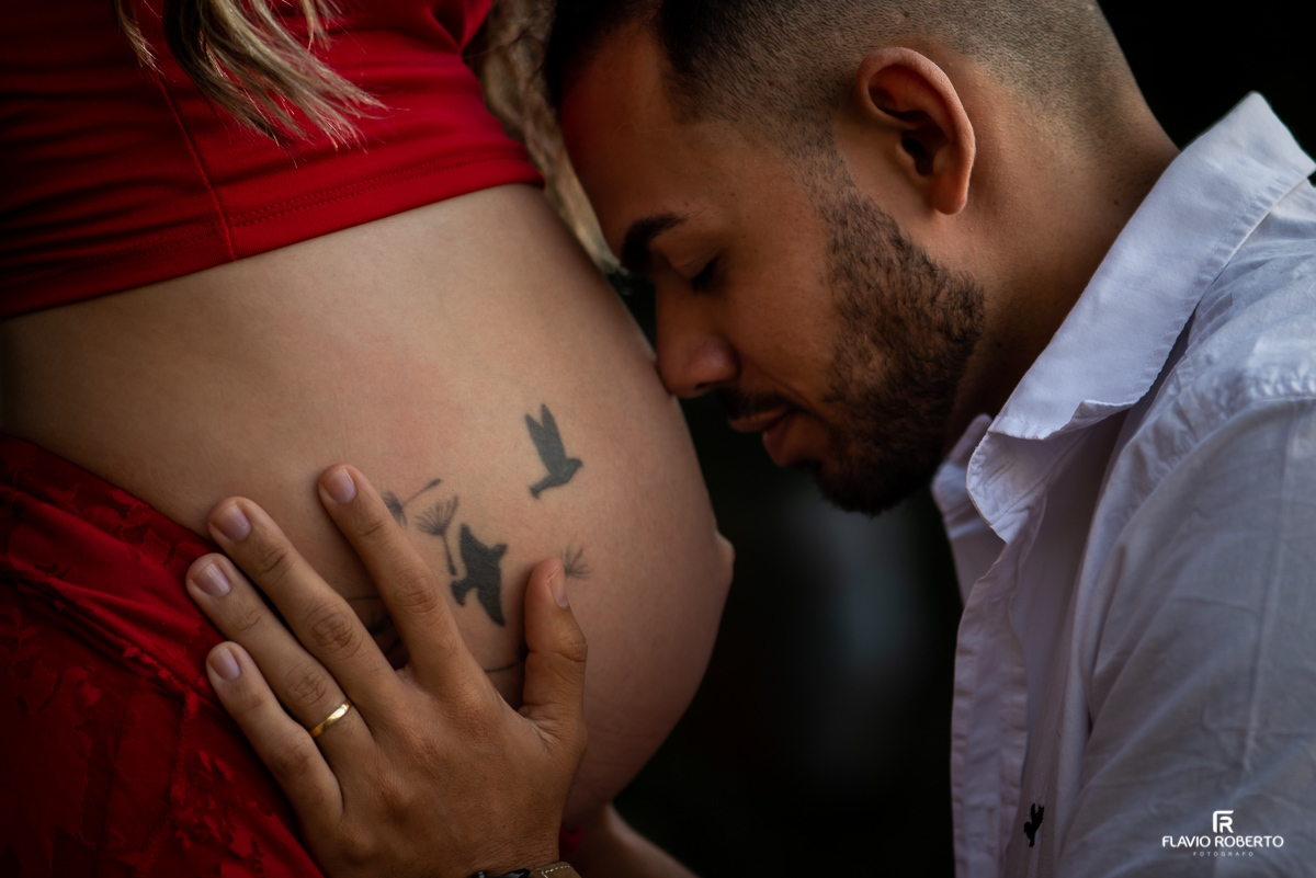 Pai abençoando a filha na barriga da mae, durante ensaio de gestante em Taubaté.