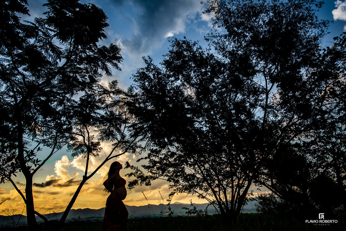 Silhueta de uma gestante durante entardecer em Taubaté.