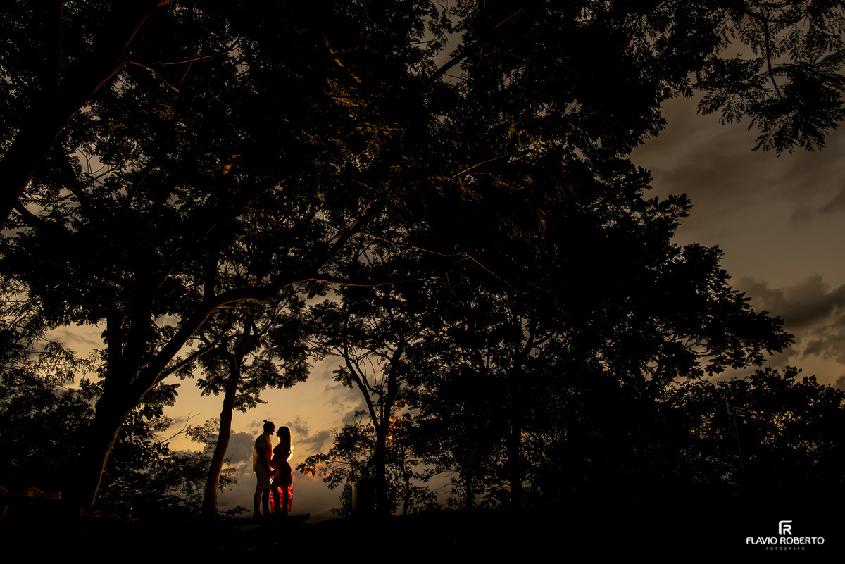 Casal gestante abraçados no finalzinho da tarde no Ouroville em Taubaté/SP