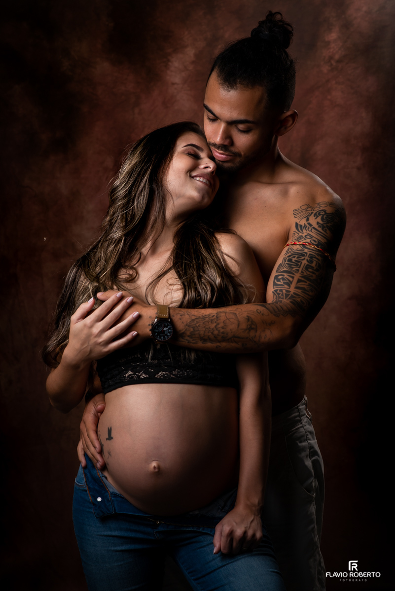 Esposo abraçando sua esposa grávida no Estúdio Flavio Roberto Fotógrafo em Taubaté-SP