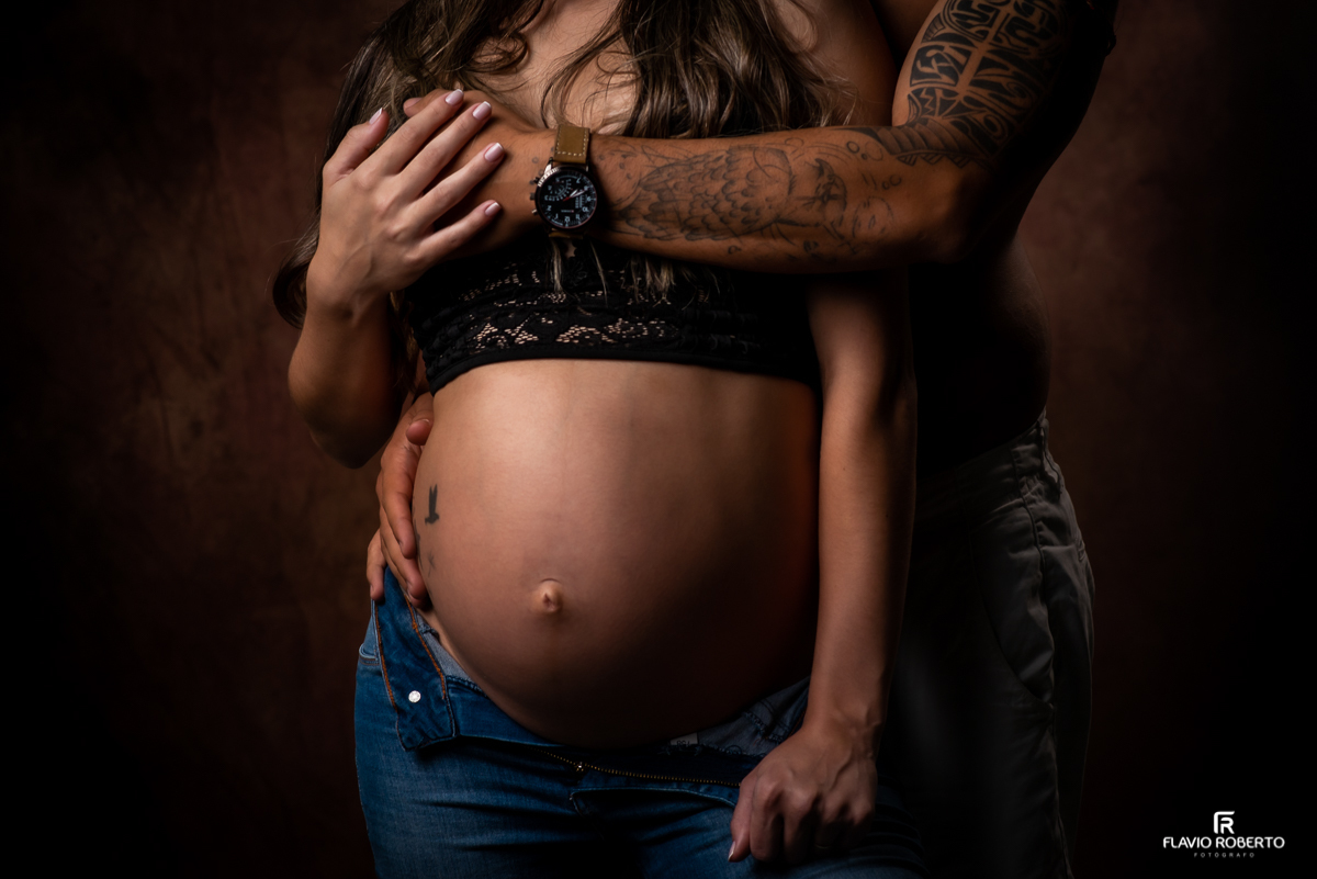 Casal gestante abraçados no Estúdio Flavio Roberto Fotógrafo em Taubaté-SP
