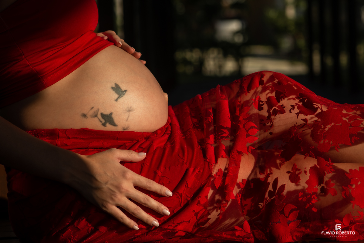 Detalhe de uma tatuagens de passarinhos na barriga da gestante em Taubaté.