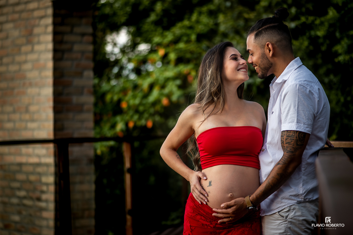 Casal de gestante abraçados durante ensaio de gestante em Taubaté.