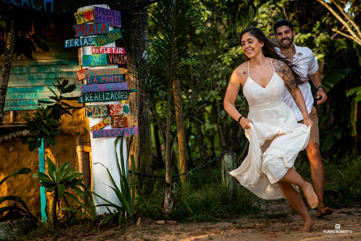 Casal correndo no quiosque de Ubatuba