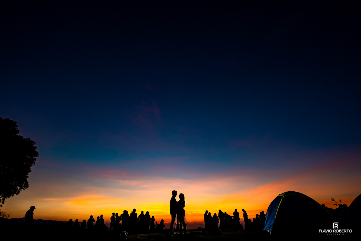 Silhueta de casal de noivos abraçados, no Pico Agudo em Santo Antônio do Pinhal durante nascer do sol, em Ensaio Pré Wedding.