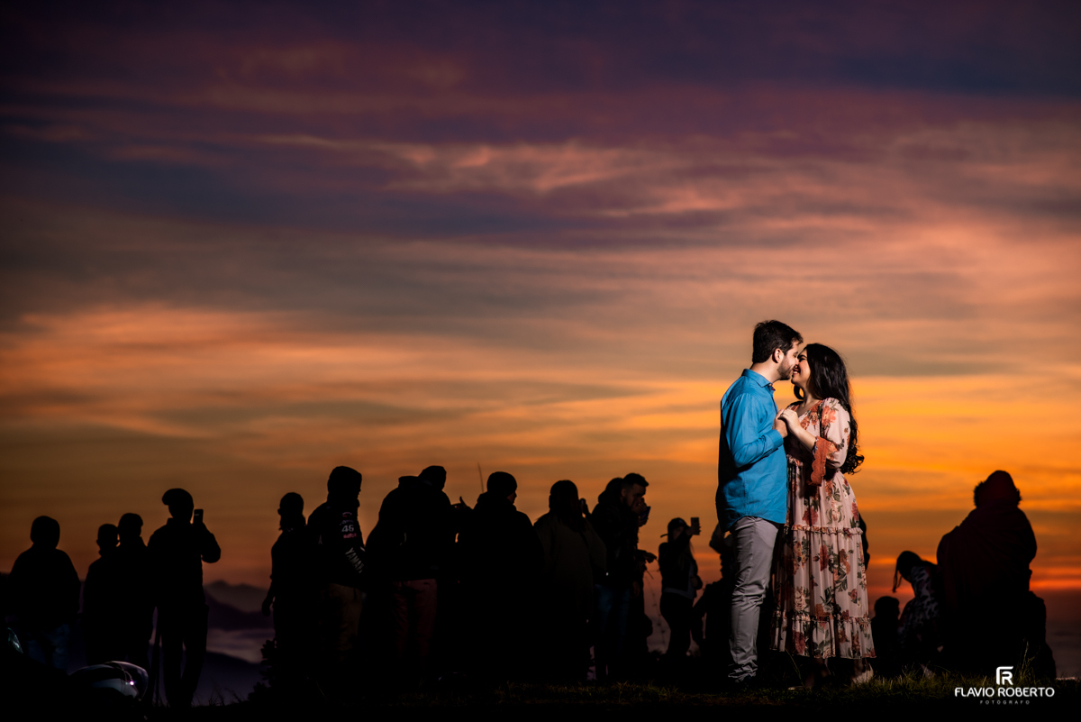 Casal abraçado se beijando no Pico Agudo de Santo Antônio do Pinhal durante Ensaio Pre Wedding.