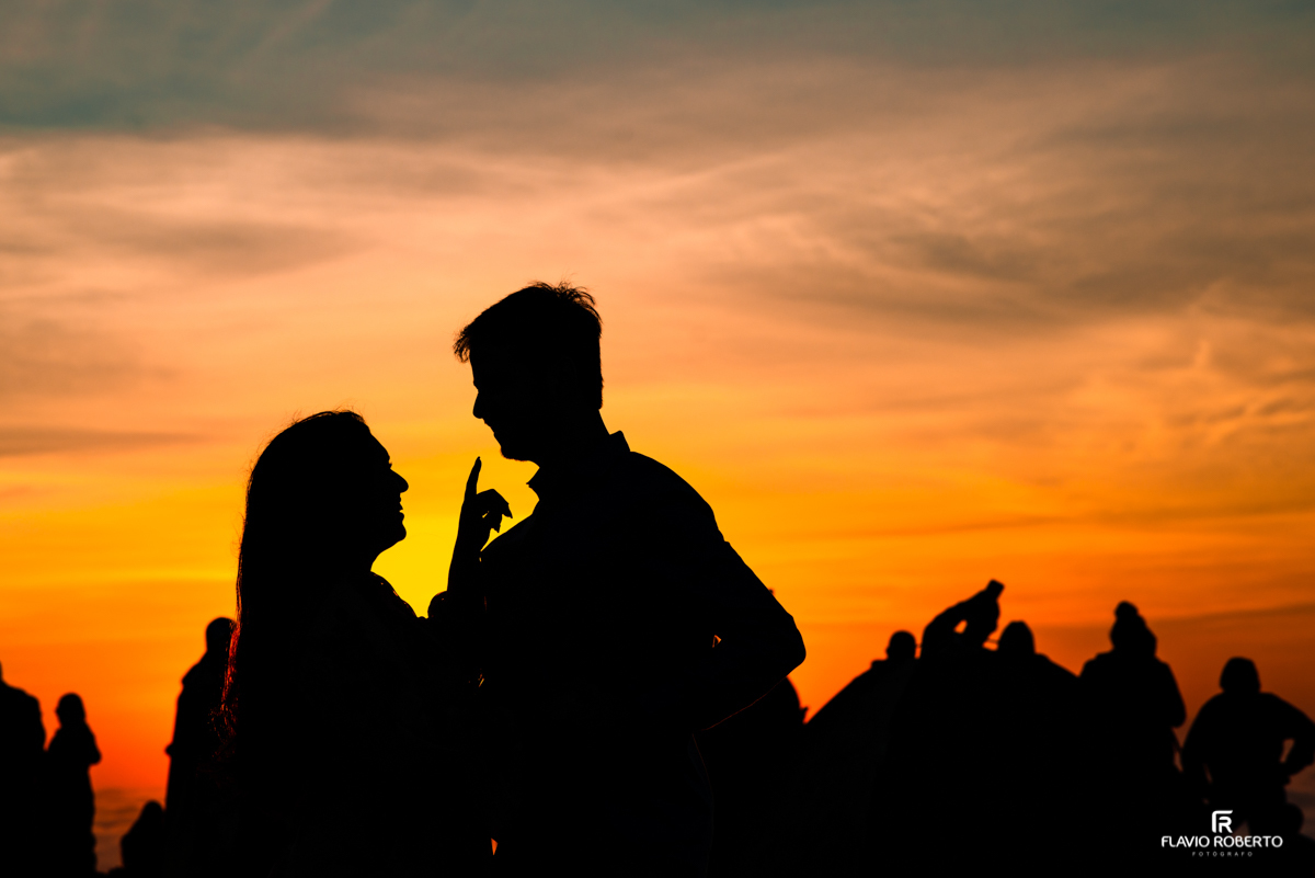 Casal contemplando o sol nascer no Pico Agudo em Santo Antônio do Pinhal, durante Ensaio Pre Wedding.