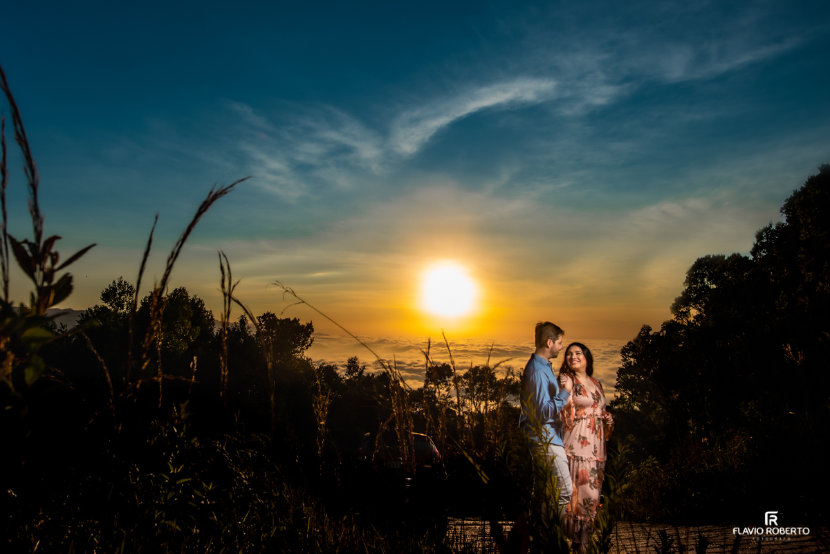 Casal abraçado olhando o sol nascer no Pico Agudo em Santo Antônio do Pinhal, durante Ensaio Pre Wedding.