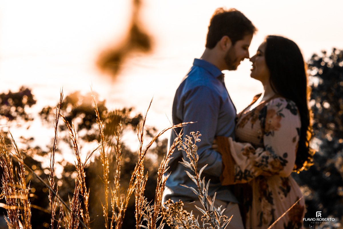 Casal abraçado se beijando no Pico Agudo de Santo Antônio do Pinhal durante Ensaio Pre Wedding.