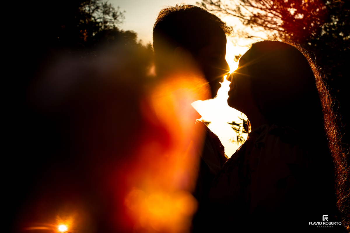 Casal abraçado se beijando no Pico Agudo de Santo Antônio do Pinhal durante Ensaio Pre Wedding.