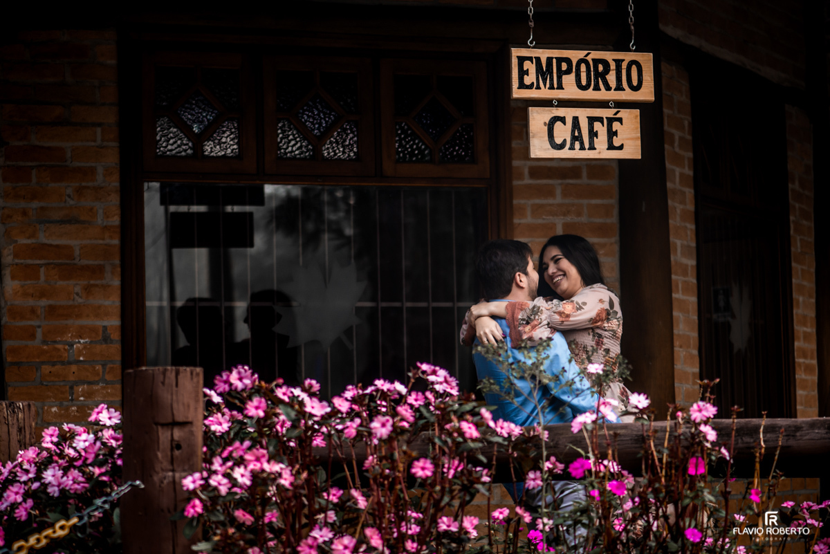 Casal de Noivos namorando no Empório Café de Santo Antônio do Pinhal, durante Ensaio Pré Wedding.