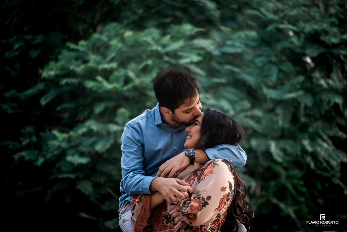 Casal de Noivos namorando no outono, na estrada de Santo Antônio do Pinhal, durante Ensaio Pré Wedding.