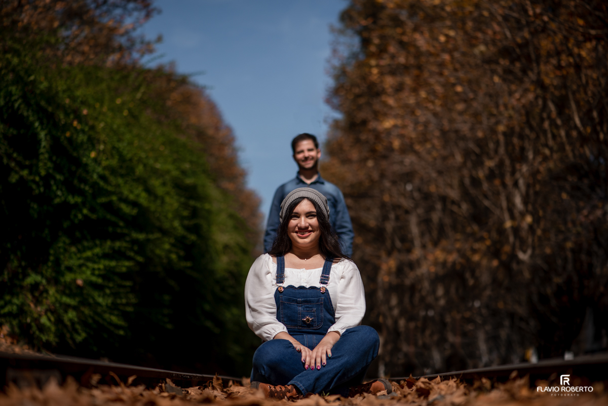 Pre Wedding em Campos do Jordão, com casal na linha do trem.