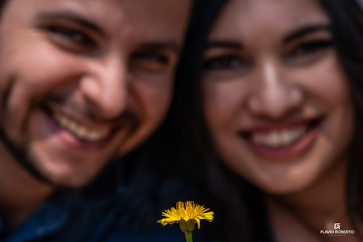 Pre Wedding em Campos do Jordão, com casal na linha do trem.