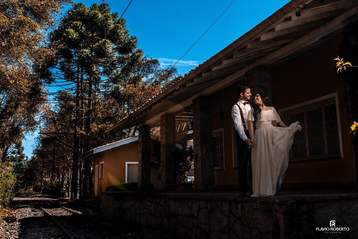 Noivos namorando na Estação de Trem durante Ensaio Pré Wedding em Campos do Jordão.