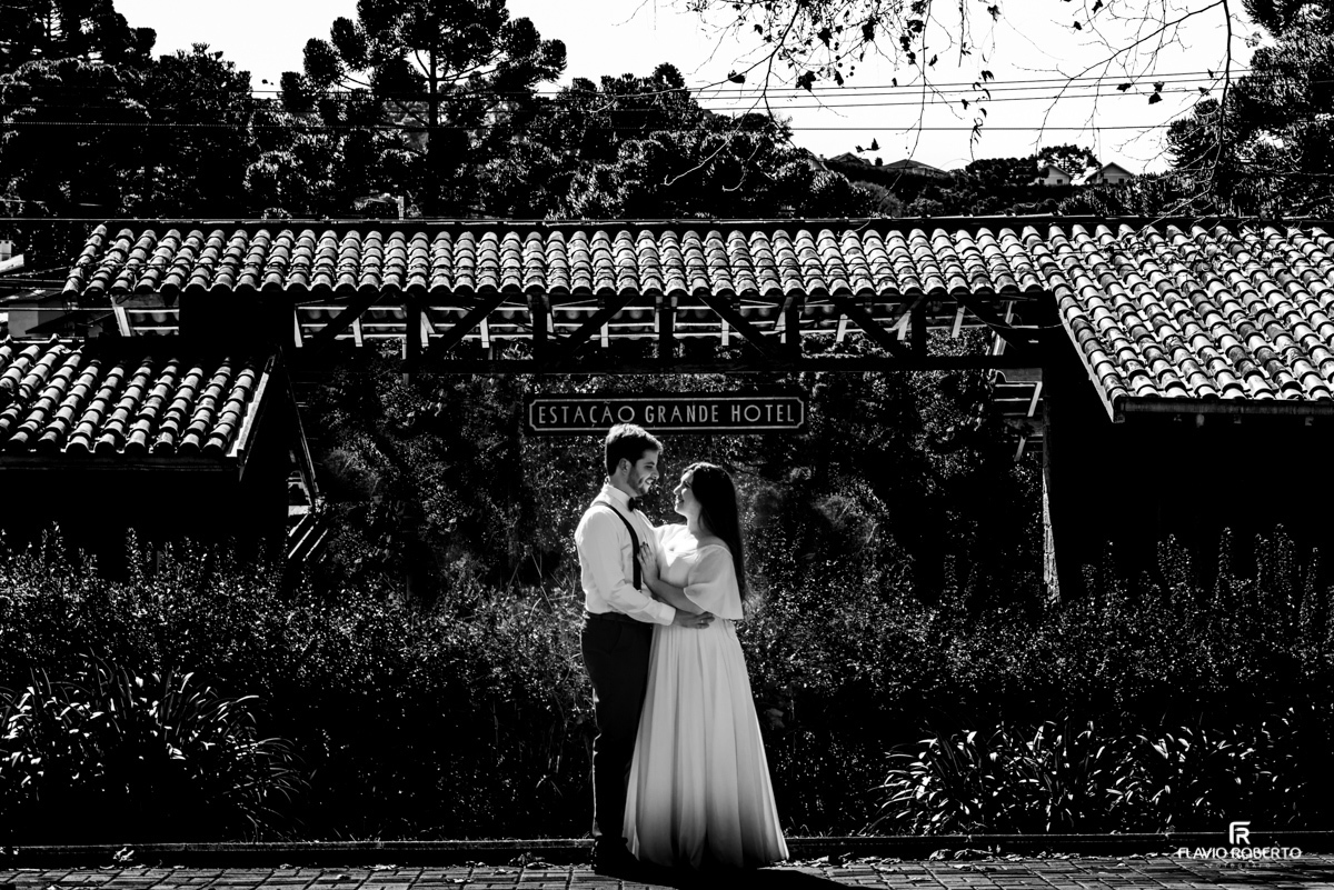 Noivos namorando na Estação de Trem durante Ensaio Pré Wedding em Campos do Jordão.