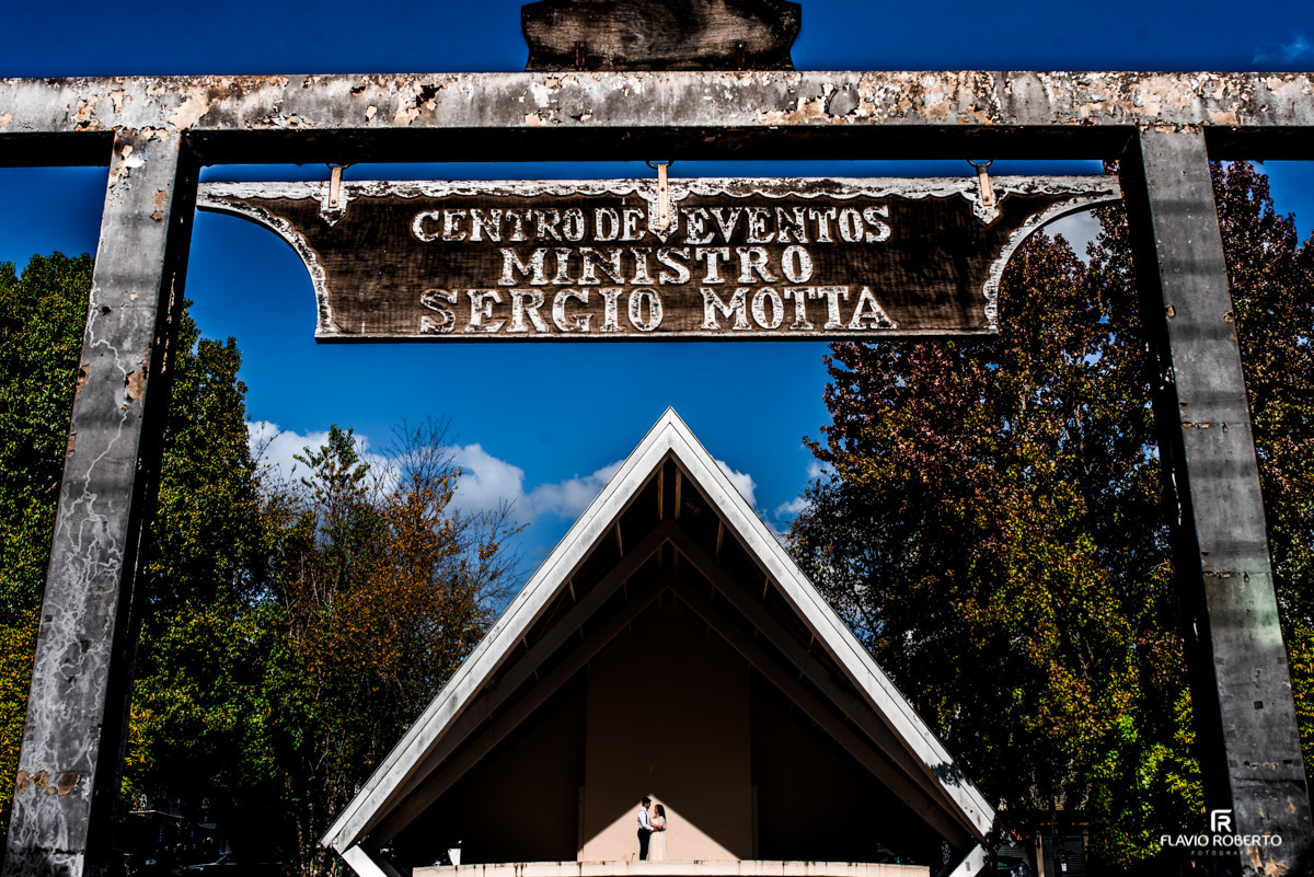 Casal de Noivos namorando em Centro de Eventos de Campos do Jordão durante Pre Wedding