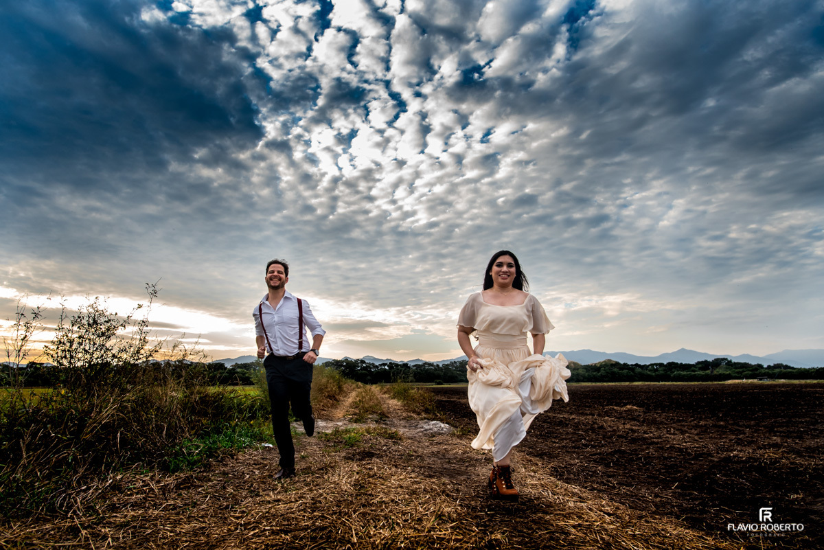 Noivos brincando durante o pôr do sol em Ensaio Pré Wedding em Campos do Jordão.