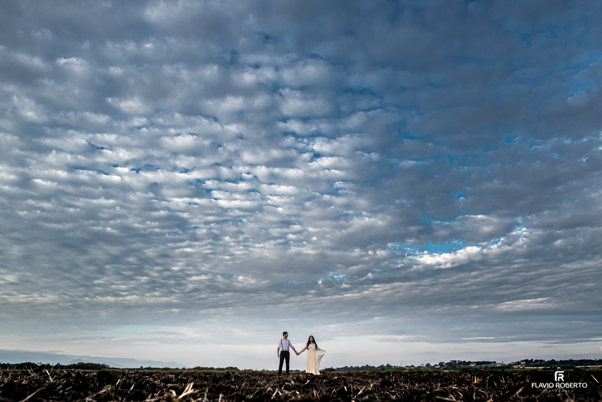 Noivos brincando durante o pôr do sol em Ensaio Pré Wedding em Campos do Jordão.
