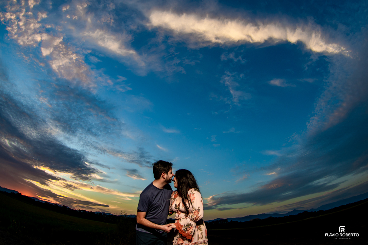 Noivos brincando durante o pôr do sol em Ensaio Pré Wedding em Campos do Jordão.