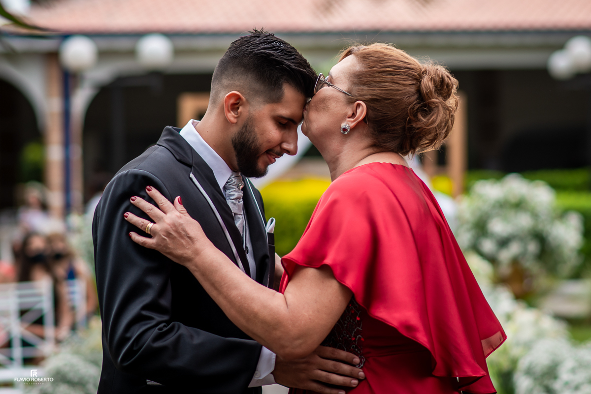 Mae do Noivo beijando sua testa e abençoando em Casamento na Chácara Santa Rita em Lorena -SP
