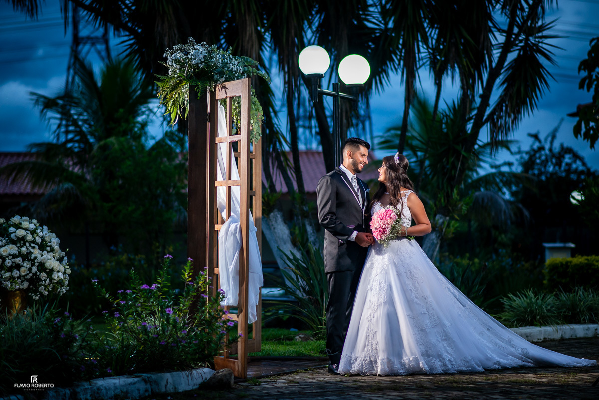 Foto do casal durante Casamento na Chácara Santa Rita em Lorena -SP