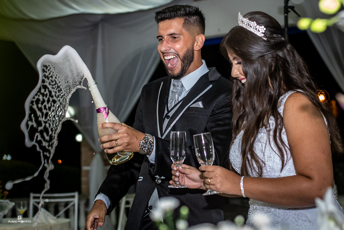 Noivo estourando a champagne no Casamento na Chácara Santa Rita em Lorena -SP