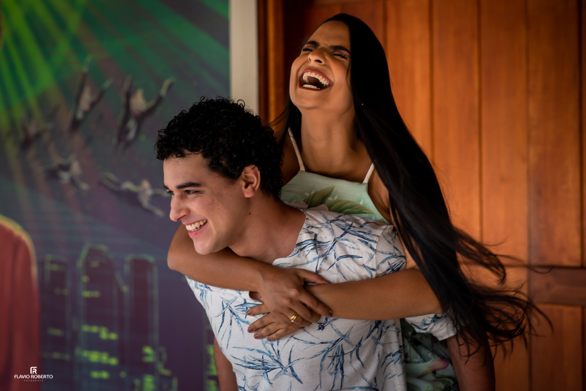 noivos dando risada durante pré wedding em Cunha-SP