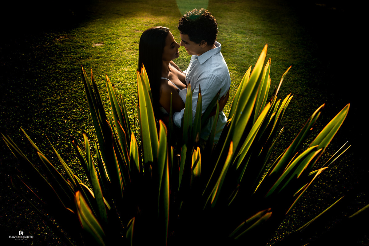 Casal de noivos namorando no Café Moara em Cunha, durante Ensaio Pré Wedding.