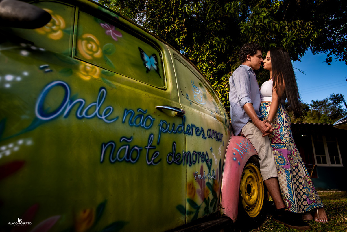 Casal encostado no fusca decorativo do Café Moara em Cunha, durante Ensaio Pré Wedding.