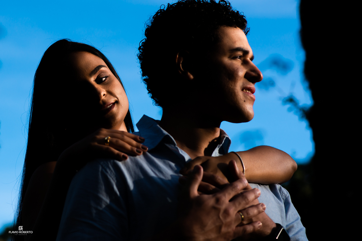 noivos namorando no Café Moara em Cunha, durante Ensaio Pré Wedding.