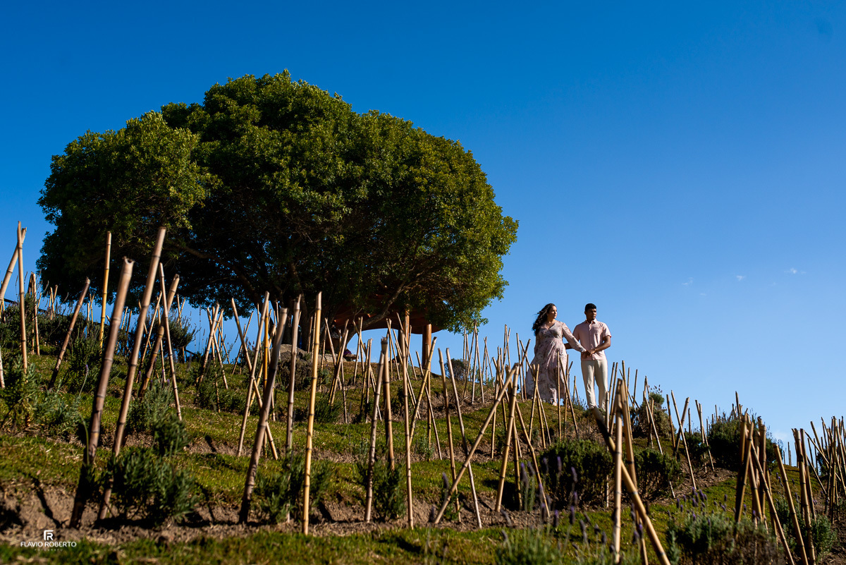 Casal caminhando pelo Lavandário de Cunha.