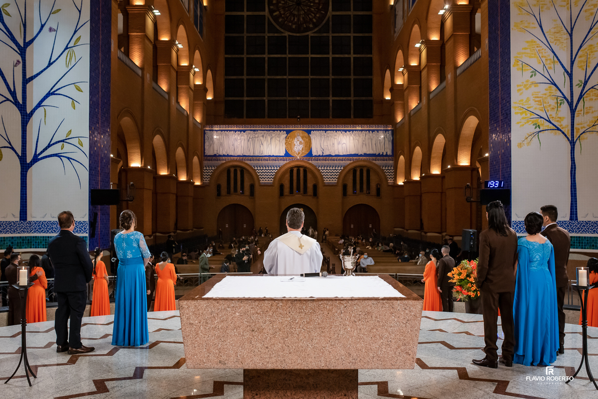 Cerimônia de casamento no altar central do Santuário Nacional de Aparecida do Norte vista de trás do sacerdote