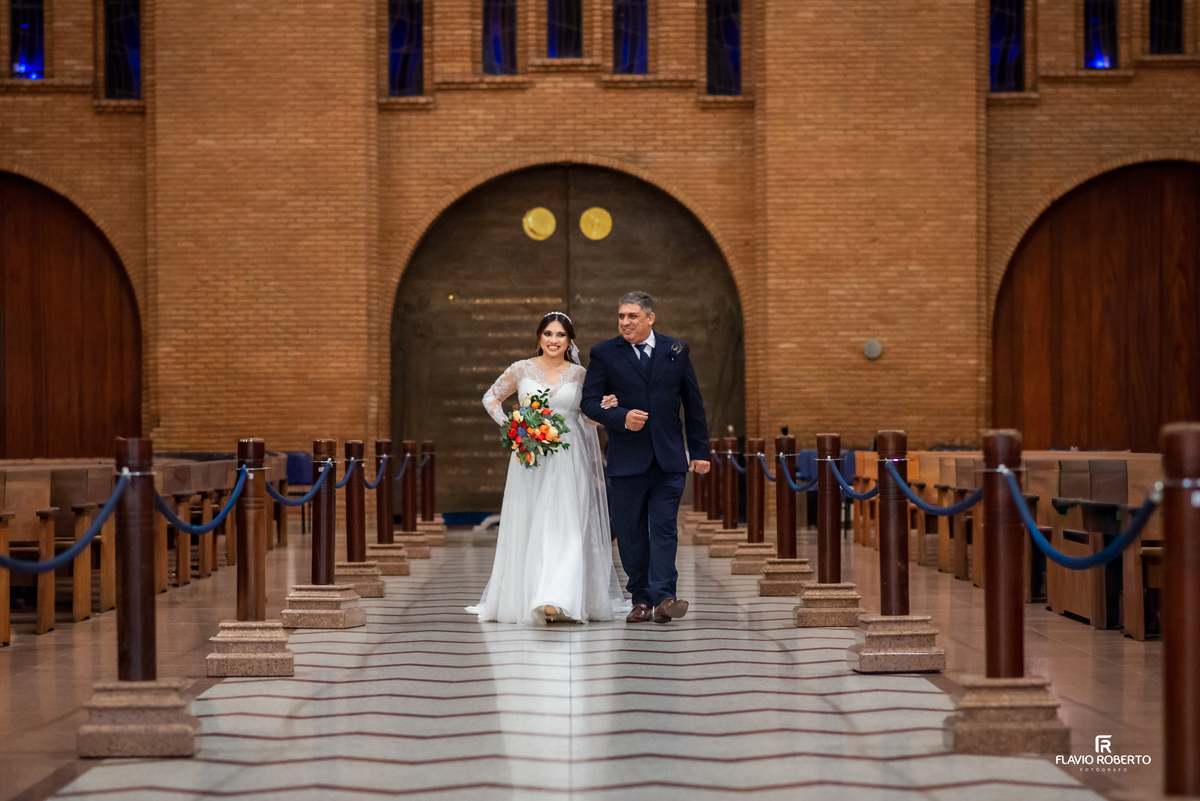 Entrada da noiva no Santuário Nacional de Aparecida acompanhada do pai pelo corredor central da basílica