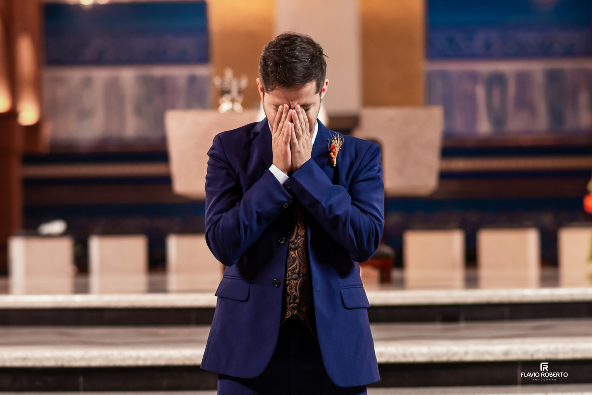 Noivo emocionado aguardando a entrada da noiva durante casamento no Santuário Nacional de Aparecida