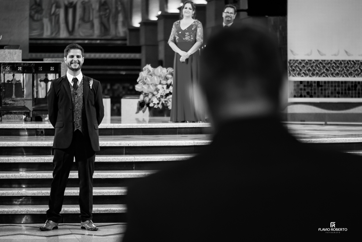 Reação do noivo ao ver a noiva pela primeira vez durante cerimônia de casamento em Aparecida do Norte