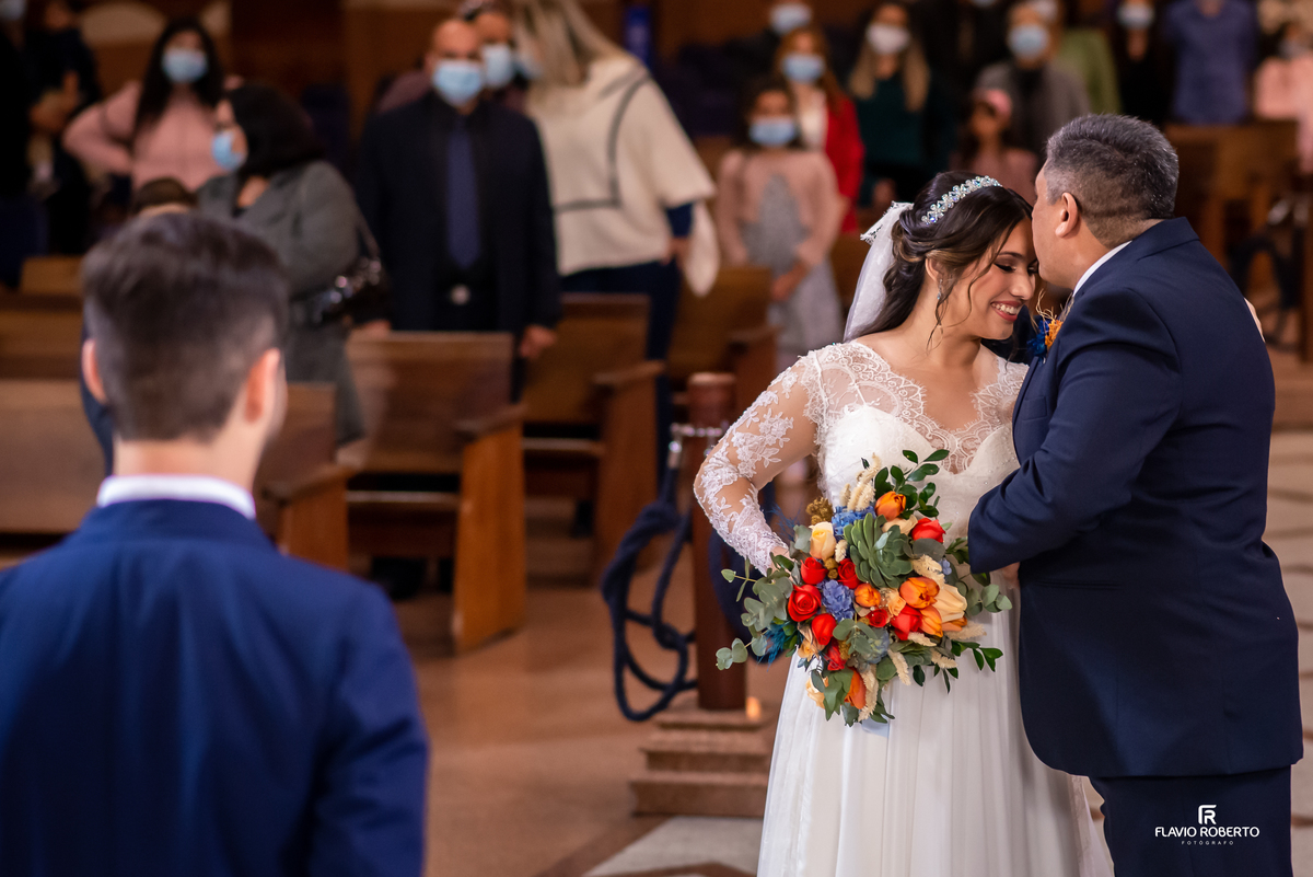 Pai se despedindo da noiva com carinho antes da cerimônia no Santuário Nacional de Aparecida