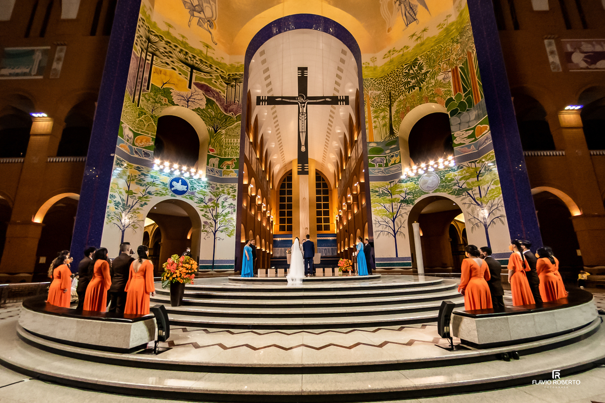 Vista geral da cerimônia de casamento no Santuário Nacional de Aparecida com arquitetura imponente da basílica