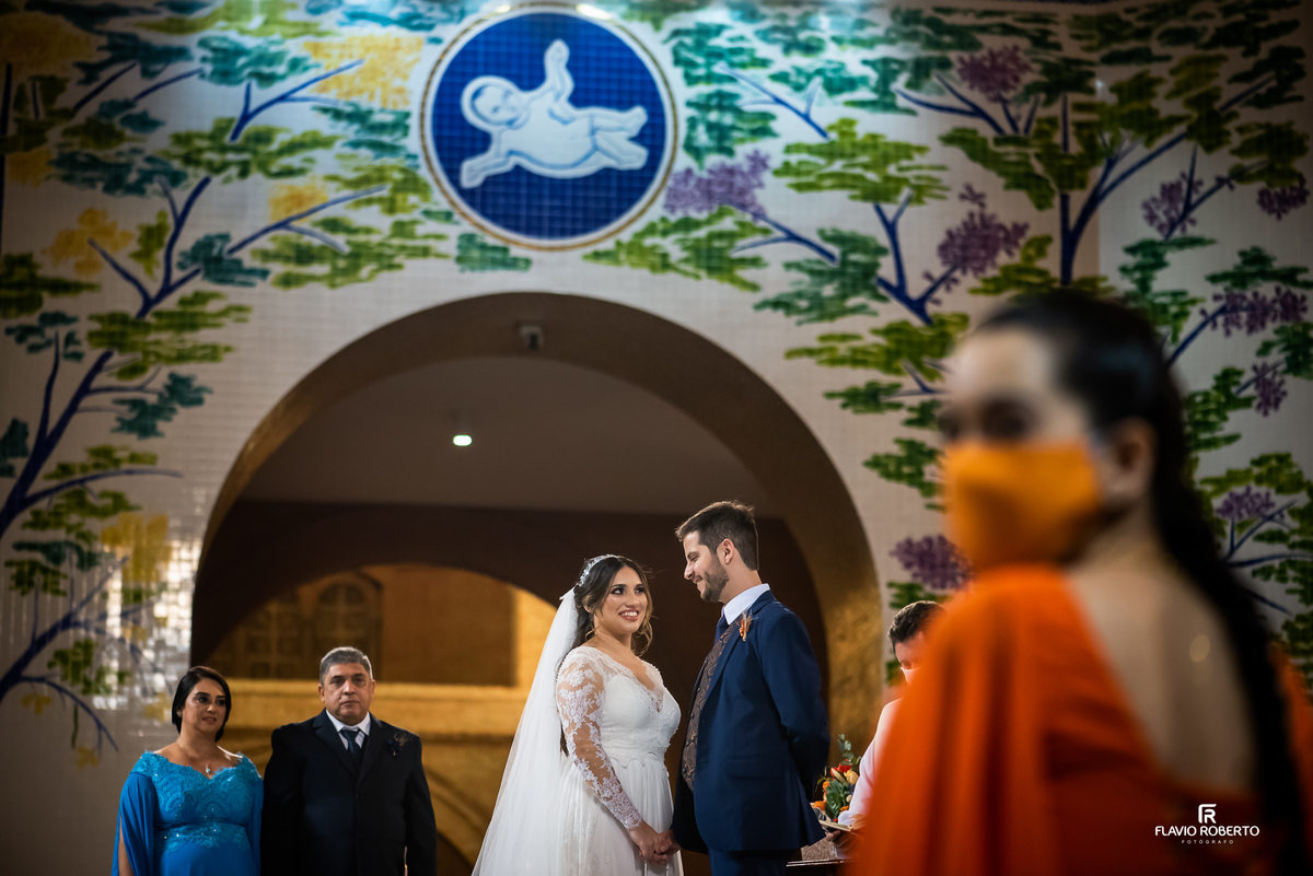 Noivos trocando olhares durante cerimônia de casamento no Santuário Nacional de Aparecida do Norte