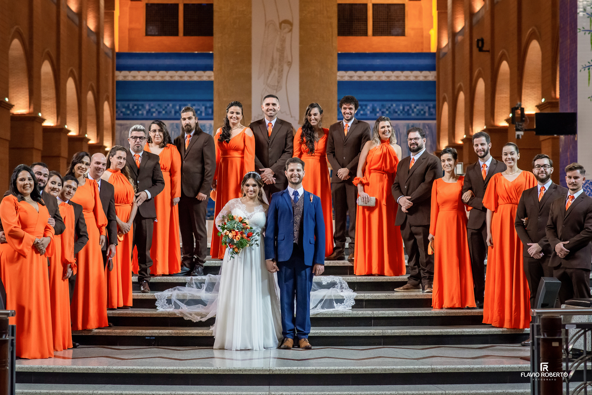 Foto oficial dos noivos com padrinhos e madrinhas no Santuário Nacional de Aparecida do Norte