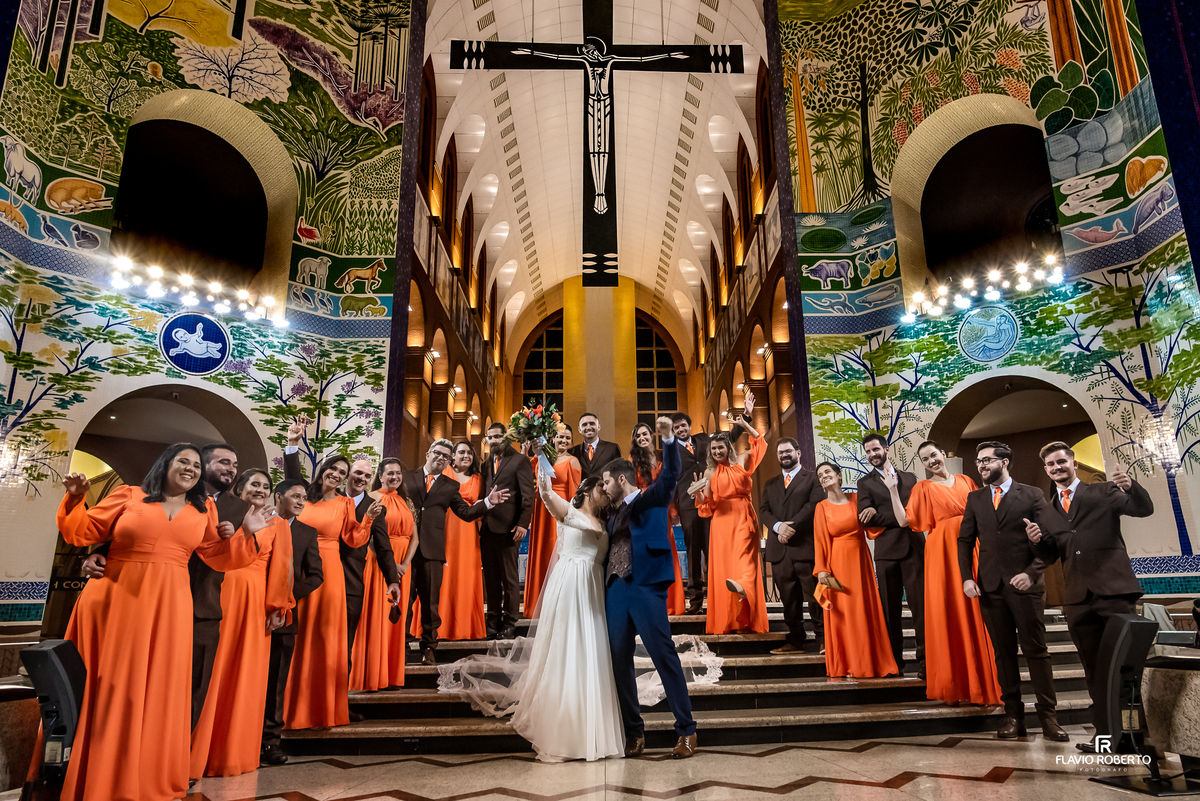 Saída dos noivos comemorando com padrinhos no altar do Santuário Nacional de Aparecida após o casamento