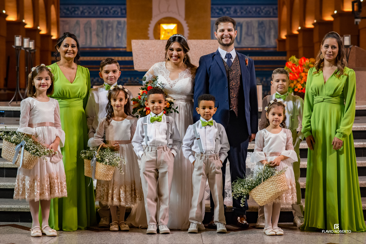 Noivos com daminhas e pajens no altar do Santuário Nacional de Aparecida em foto familiar do casamento