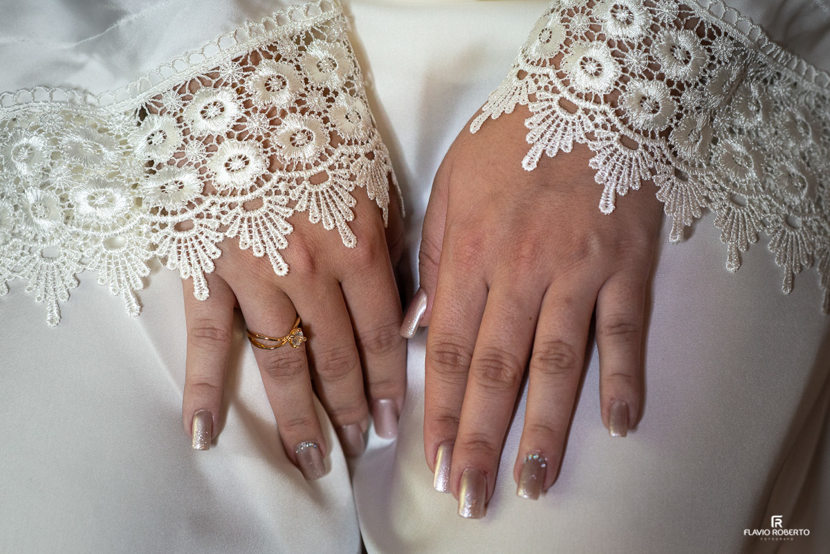 Detalhe das unhas pintadas da Noiva em Casamento em Guaratinguetá-SP.