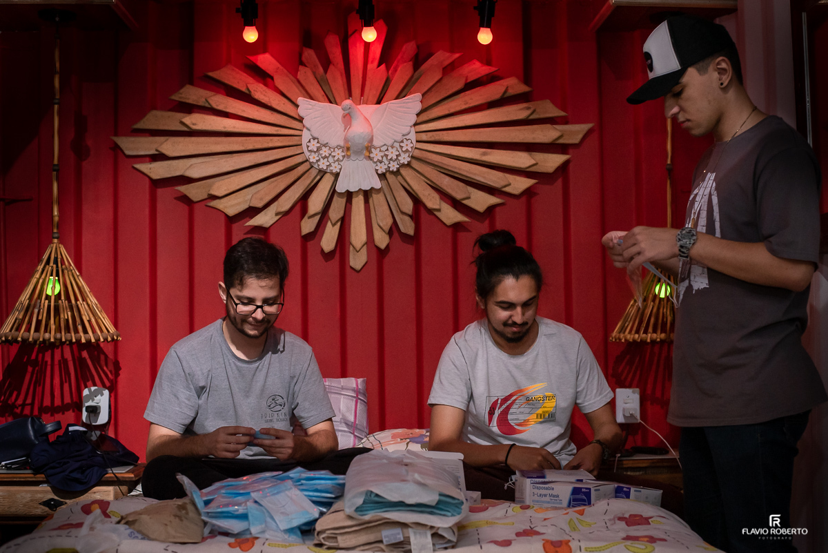 Noivo preparando as máscaras com seus padrinhos durante making of.