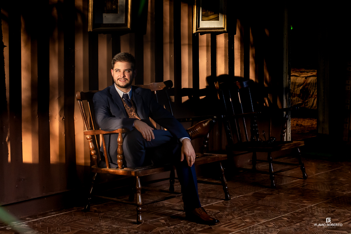 Noivo sentado na cadeira do Recanto Vip em Guaratinguetá-SP